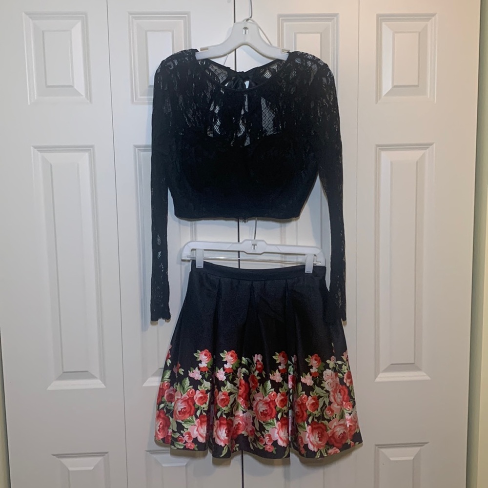 Haute Nites Short Two Piece Black Lace Top with Red Floral Bottom Dress; Size 7